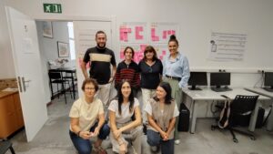 Varias personas posan después de una sesión de Aceleración Organizativa. Tras ellas, las cartulinas con lo trabajado.