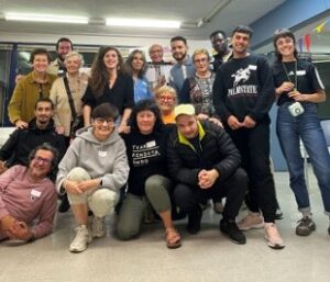 15 personas participantes posan ante la cámara de manera informal.