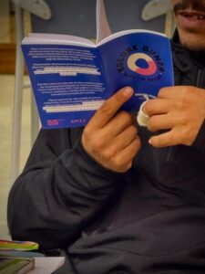 Persona leyendo un librito de Micropoesías