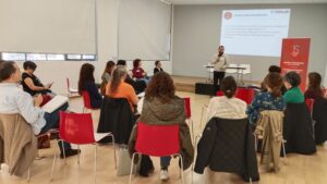 Personas sentadas atendiendo a un ponente. Bilbao 23/3/2026.