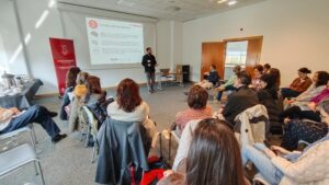 Personas sentadas atendiendo a un ponente. Donostia 24/3/2026.