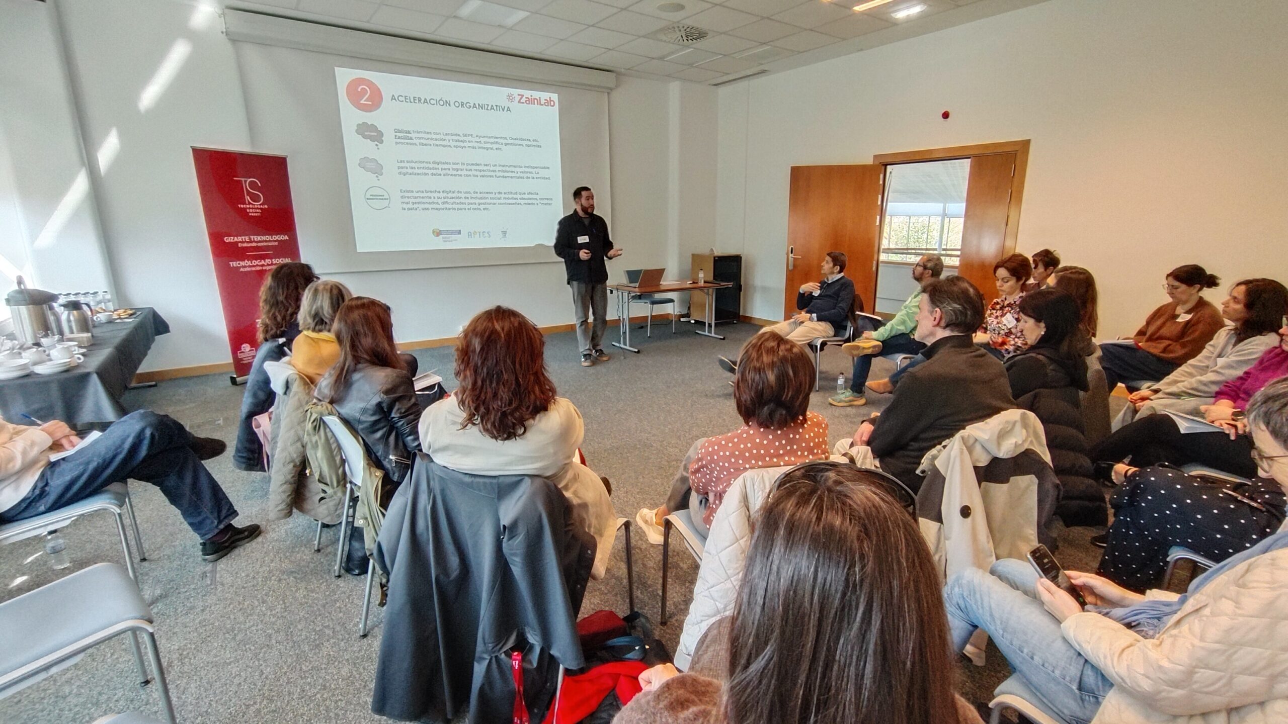 Personas sentadas atendiendo a un ponente.