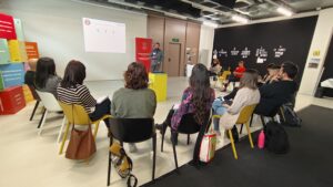 Personas sentadas atendiendo a un ponente. Gasteiz 25/3/2026.